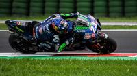 Enea Bastianini sukses membuat kejutan besar lewat penampilannya di MotoGP San Marino 2021 yang berlangsung di sirkuit yang memiliki nama resmi Misano World Circuit Marco Simoncelli. (AFP/Andreas Solaro)