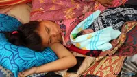 Elmiyanti bersama anak laki-lakinya yang baru lahir saat gempa susulan masih terjadi di Lombok, Nusa Tenggara Barat. (Foto: Pujo/Lombok Post/Jawa Pos Group)