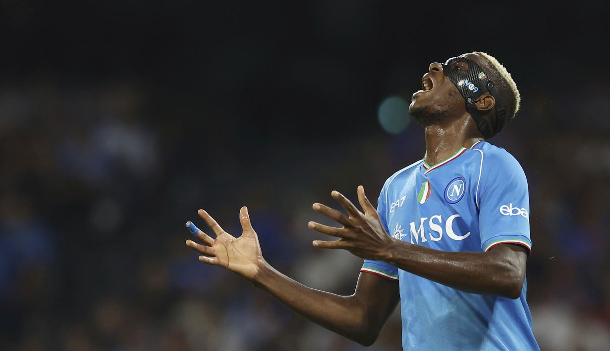 Eksresi pemain Napoli, Victor Osimhen, saat melawan Udinese pada laga liga Italia di Stadion Diego Armando Maradona, Kamis (28/9/2023). Napoli menang dengan skor 4-1. (Alessandro Garofalo/LaPresse via AP)
