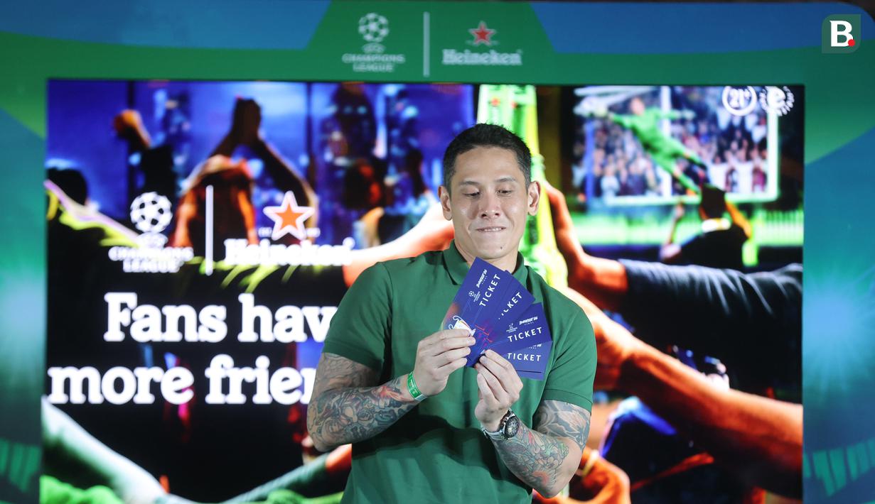 Aktor dan Influencer, Ganindra Bimo mendapatkan tiket nonton langsung final Liga Champions di Budapest, Hungaria dalam acara jumpa media yang bertajuk Fans Have More Friends di Jakarta, Rabu (8/4/2026). (Bola.com/Abdul Aziz)