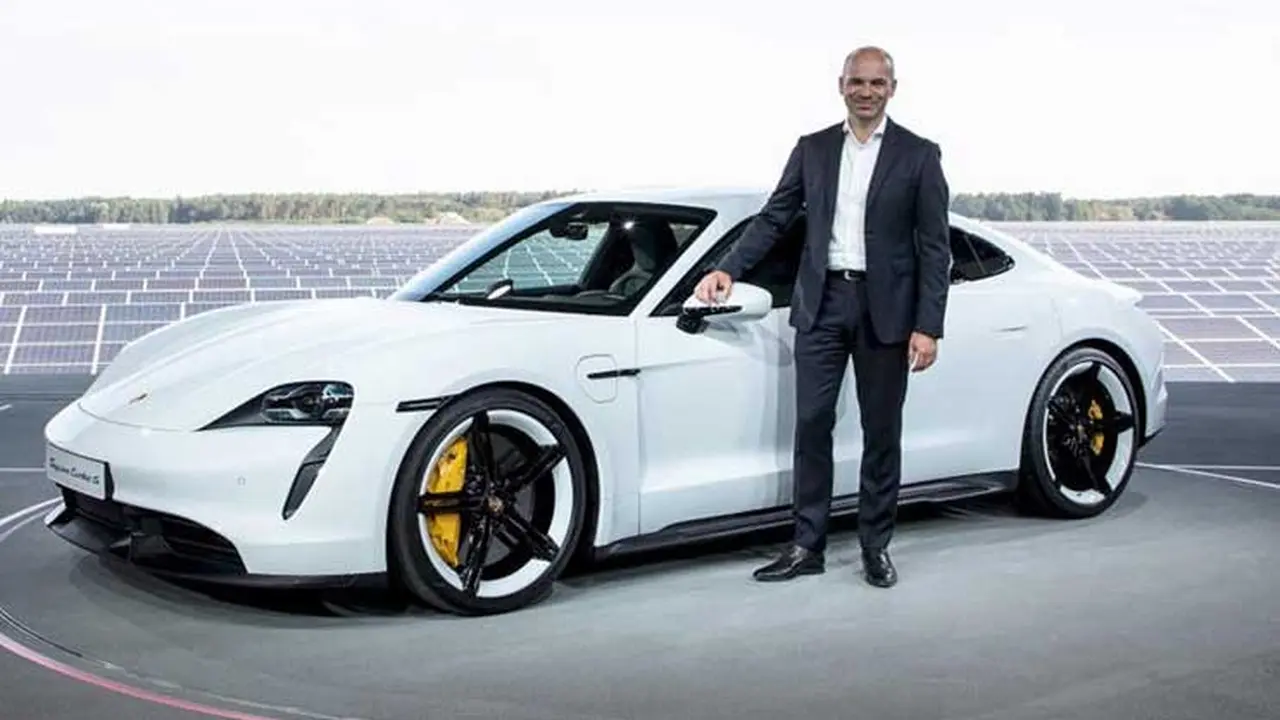 Dr Manfred Harrer desainer sasis Porsche Taycan tengah dibidik oleh Apple (carbuzz)