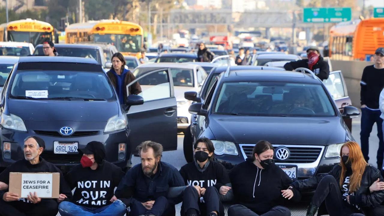 Para pengunjuk rasa dari kaum Yahudi-Amerika melakukan aksi blokade lalu lintas jalan di 110 Freeway, Los Angeles, California, Amerika Serikat pada 13 Desember 2023 waktu setempat.