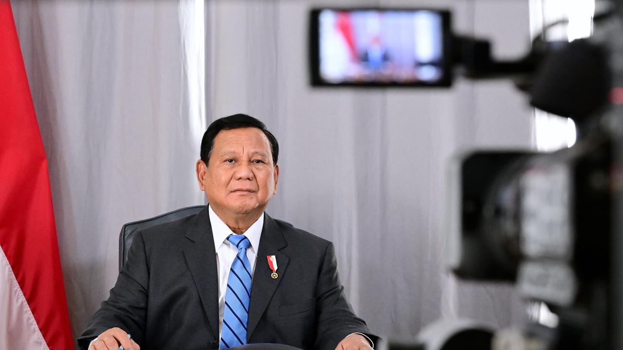 Presiden Prabowo Subianto menggelar rapat terbatas atau ratas melalui video conference dengan beberapa jajaran Kabinet Merah Putih membahas erupsi gunung Lewotobi Laki-Laki, Nusa Tenggara Timur (NTT).