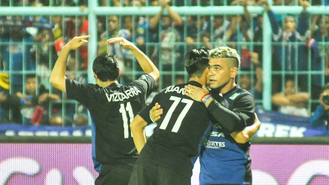 Babak I: Diwarnai 2 Kartu Merah, Arema Ungguli Mitra Kukar 2-1