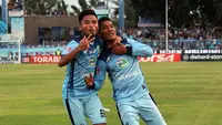 Dua pemain Persela Lamongan, Saddil Ramdani dan Zainal Arifin merayakan gol yang dicetak ke gawang Mitra Kukar pada pekan ke-34 TSC 2016 di Stadion Surajaya, Lamongan, Jumat (16/12/2016). (Bola.com/Fahrizal Arnas)