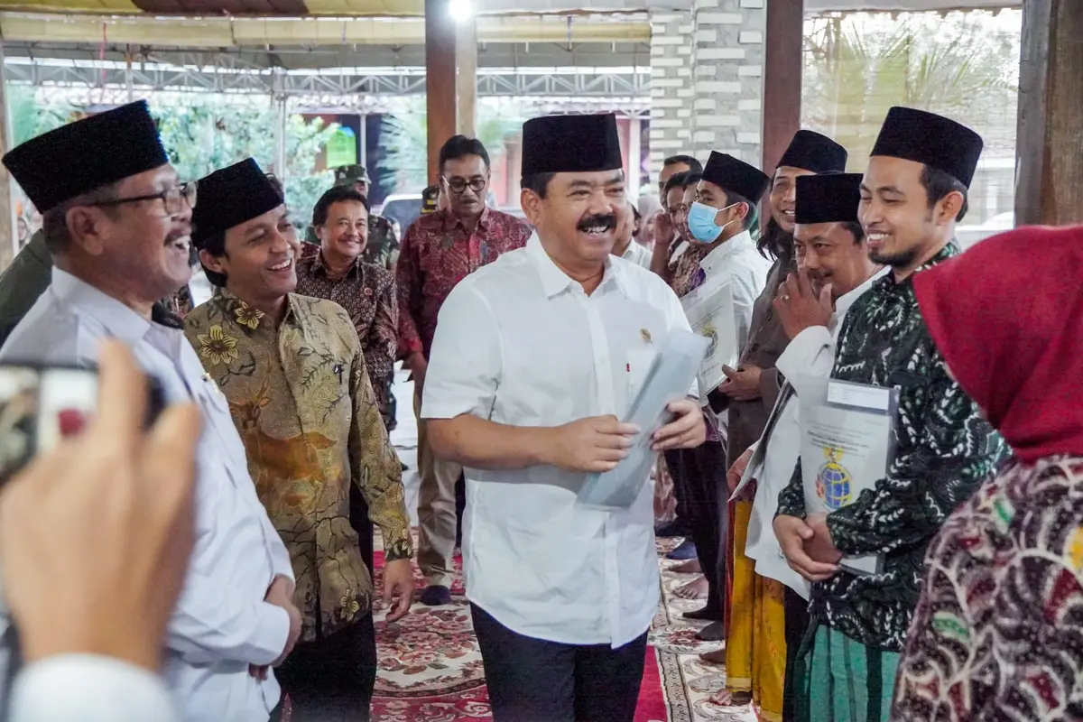 Menteri Agraria dan Tata Ruang/Kepala Badan Pertanahan Nasional (ATR/BPN) Hadi Tjahjanto menyerahkan 16 sertifikat tanah wakaf dan 10 sertifikat PTSL di Desa Soket Laok, Bangkalan, Provinsi Jawa Timur pada Jumat 16 Juni 2023 (Istimewa)