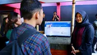 Bupati Banyuwangi Ipuk Fiestiandani Berdialog langsung dengan para pencari kerja di  Banyuwangi Job Fair 2023 (Istimewa)