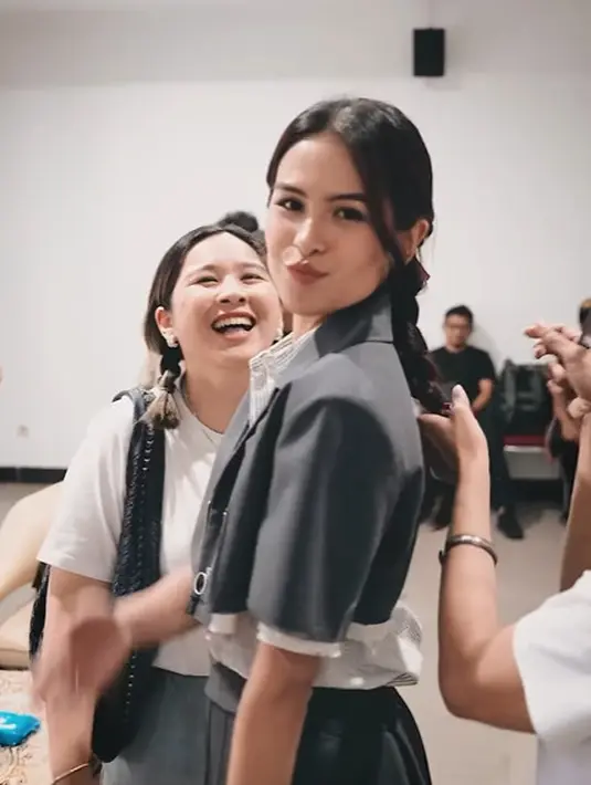 Pesona Maudy Ayunda sebagai anak sekolah semakin maksimal dengan rambut kepang berpita [@maudyayunda]
