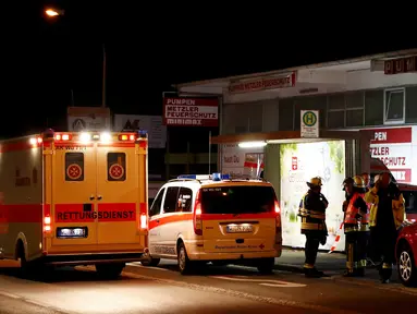 Petugas layanan darurat berdatangan ke lokasi dimana seorang remaja menyerang penumpang kereta di dekat kota Wurzburg, Jerman, Senin (18/7). Remaja keturunan Afganistan (17) itu menyerang dengan menggunakan kapak dan pisau. (REUTERS/Kai Pfaffenbach)