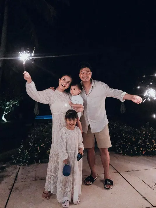 Tampil serba putih, kali ini Chelsea Olivia tampil kompak mengenakan dress renda warna putih dengan Nastusha. Sementara Glenn tampil kompak dengan Dante mengenakan kemeja panjang putih dan celana pendek warna krem. (Instagram/chelseaoliviaa).