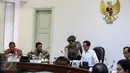 Presiden Jokowi (kanan) didampingi Menko Polhukam Wiranto memimpin rapat kabinet terbatas di Kantor Kepresidenan, Jakarta, Jumat (12/8). Rapat tersebut membahas soal pencegahan dan penanganan kebakaran hutan dan lahan. (Liputan6.com/Faizal Fanani)