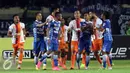 Bek PBFC, Diego Michel (keduakanan) bersitegang dengan pemain Persib di laga kedua Perdelapan Final Piala Presiden 2015 di Stadion Si Jalak Harupat, Bandung, Sabtu (26/9/2015). Persib unggul 2-1 dan melaju kesemifinal. (Liputan6.com/Helmi Fithriansyah)