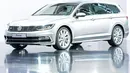Passat baru mulai dijual di Eropa pada bulan Juli 2014 dengan kisaran harga 25,875 euro untuk kelas sedan dan 25.950 euro (estate). (3/7/2014). (AFP PHOTO/DPA/Ralf Hirschberger)