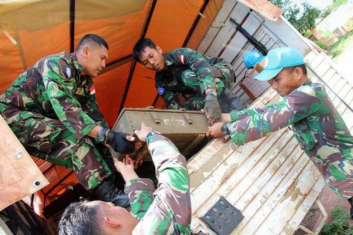 Aksi Pasukan Garuda evakuasi 6 ton bahan peledak konflik Afrika
