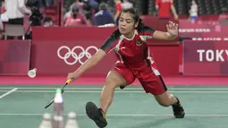 Tunggal putri Indonesia, Gregoria Mariska Tunjung mengembalikan bola pukulan Ratchanok Intanon dari Thailand pada pertandingan bulu tangkis tunggal putri babak 16 besar Olimpiade Musim Panas 2020 di Tokyo, Kamis (29/7/2021). Mariska kalah dari Ratchanok 12-21 dan 19-21. (AP Photo/Markus Schreiber)