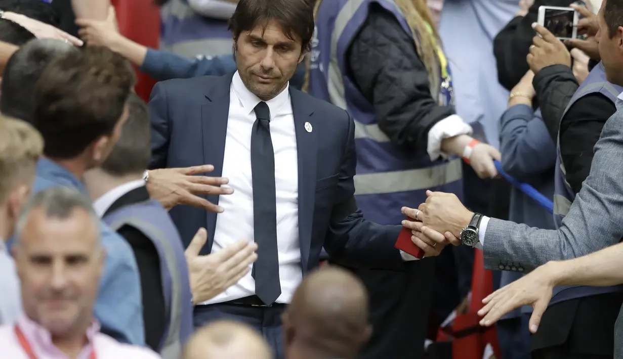 Ekspresi Antonio Conte usai laga Final Piala FA 2016-2017 di Stadion Wembley, London, Sabtu (27/5). Chelsea kalah 2-1 melawan Arsenal di laga Final Piala FA tersebut. (AP Photo)