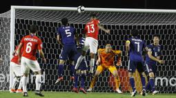 Gelandang Chili, Erick Pulgar, mencetak gol ke gawang Jepang pada laga Copa America 2019 di Stadion Morumbi, Selasa (18/7). Chili menang 4-0 atas Jepang. (AP/Victor R. Caivano)