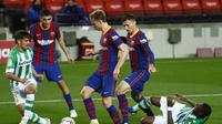 Rodrigo Sanchez dari Betis, kiri, memperebutkan bola dengan pemain Barcelona Frenkie de Jong, tengah, Pedri Barcelona. (Foto AP / Joan Monfort)