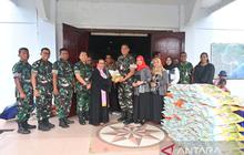 Lanud Pattimura Bagikan 1 Ton Beras untuk Umat Kristiani di Ambon Jelang Natal 2025