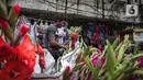 Penjual merapikan bunga hias di Pasar Petak Sembilan, Glodok, Jakarta, Senin (31/1/2022). Jelang tahun baru Imlek 2573 sejumlah bunga seperti sedap malam, aster, mawar dan lainnya mulai banyak dicari warga Tionghoa untuk sembahyang. (Liputan6.com/Faizal Fanani)
