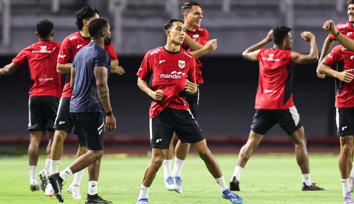 Pemain Timnas Indonesia melakoni sesi latihan resmi jelang laga FIFA Matchday melawan Chinese Taipei di Stadion Gelora Bung Tomo (GBT), Surabaya, Jawa Timur, Kamis (4/9/2025) malam. (Bola.com/Abdul Aziz)