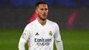 Eden Hazard sudah tak mampu lagi bermain di posisi sayap karena kecepatannya telah berkurang. Ia lebih cocok dimainkan sebagai gelandang serang untuk membantu Benzema dan Vinicius Jr. Namun, Ancelloti kini telah memusatkan perhatian pada formasi 4-3-3. (AFP/Gabriel Bouys)