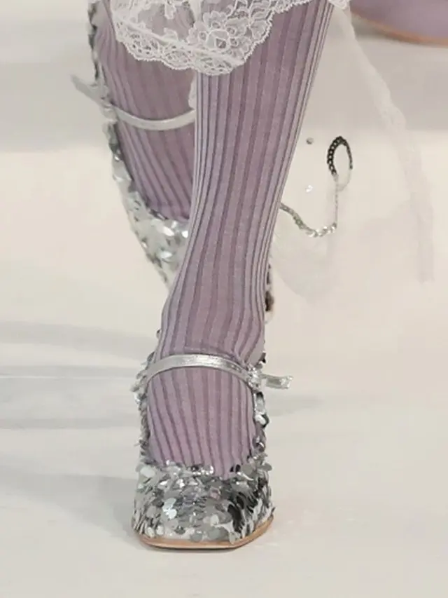 [Bintang] Seperti Cinderella, Ubah Tampilan Monoton dengan Glitter Shoes Ini