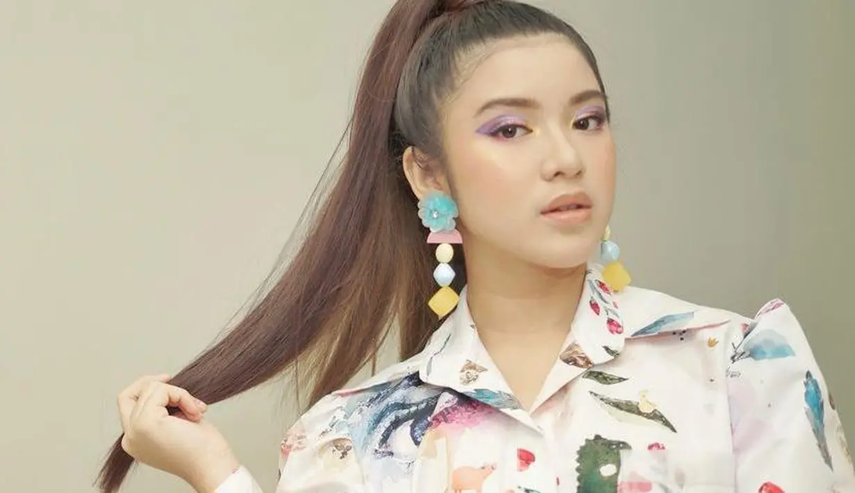 Fierce dan chic, kali ini Tiara Andini memilih gaya rambut sleek ponytails.
