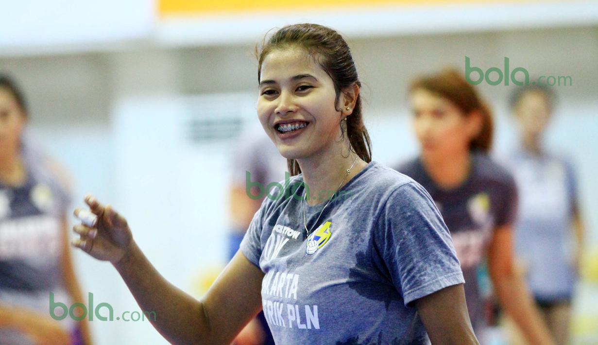 Dian Wijayanti tetap bersemangat saat berlatih bersama Timnya Jakarta Elektrik PLN pada Lanjutan Proliga 2016. (Bola.com/Nicklas Hanoatubun)