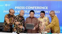 PT Bank Syariah Indonesia Tbk (BSI) berhasil menjaga kinerja yang solid hingga kuartal III/2023 dan berhasil mencetak laba yakni Rp4,20 Triliun tumbuh 31,04%. Paparan kinerja disampaikan oleh Direktur Utama BSI Hery Gunardi (tengah), didampingi Direktur Risk Management Grandis Helmi Harumansyah (kiri), Direktur Finance & Strategy Ade Cahyo Nugroho (dua dari kiri), Wakil Direktur Utama Bob T.Ananta (empat dari kiri), Direktur Teknologi Informasi Saladin D.Effendi (paling kanan)/Istimewa.