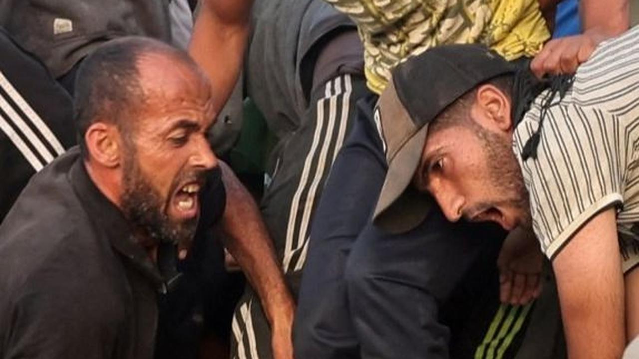 Dalam foto-foto ini memperlihatkan wajah-wajah para pengungsi Palestina yang kelelahan saat membongkar paksa truk-truk yang membawa makanan dan barang-barang lainnya. Foto: REUTERS / Ramadan Abed<br>