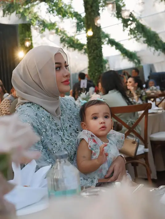 Sesuaikan dengan kebayanya yang full motif dan payet, Aurel Hermansyah pilih kenakan hijab cokelat nude [@aurel.hermansyah]