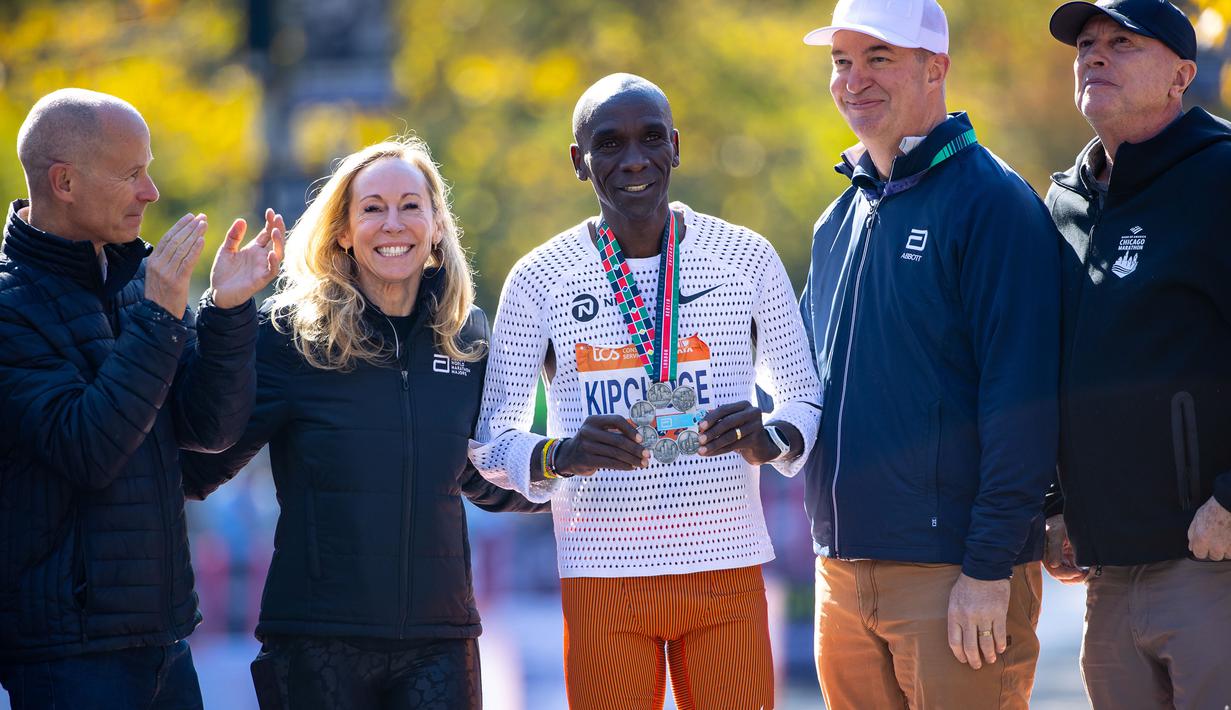 Pelari Kenya, Eliud Kipchoge memperlihatkan medali Sixth Star setelah menyelesaikan New York Marathon 2025 pada Minggu (02/11/2025) waktu setempat. (AP Photo/Angelina Katsanis)
