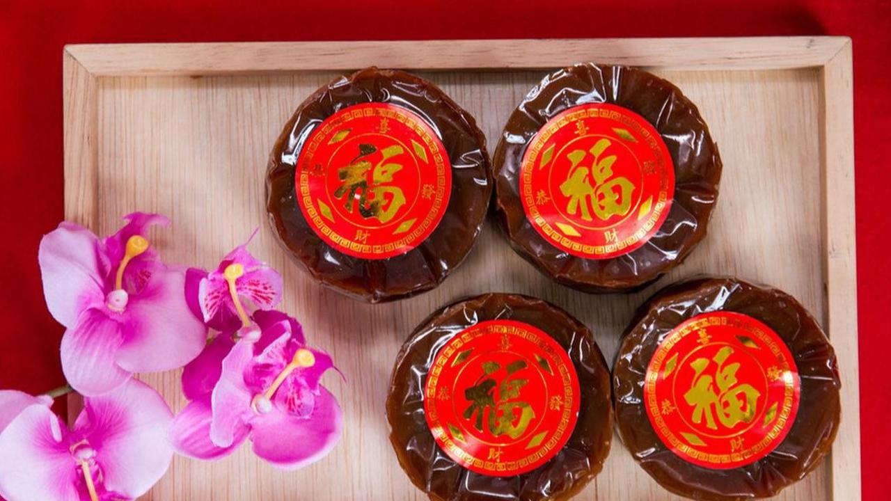1. Kue Keranjang: Simbol Keberuntungan dan Kemakmuran