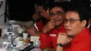 Andreas Hugo Pereira berbincang dengan Delegasi Shenzhen di Gedung DPP PDIP, Jakarta, Selasa (24/11). Kunjungan tersebut lanjutan dari kunjungan Ketua Umum DPP PDI Perjuangan Megawati Soekarnoputri ke Shenzen. (Liputan6.com/Helmi Afandi)
