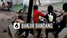 Sebuah motor seorang warga hampir hanyut akibat terseret arus deras.