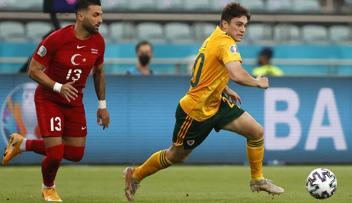 Sayap kiri Wales, Daniel James (kanan) mampu berlari hingga kecepatan 33,5 km/jam. Saat ini ia berumur 23 tahun ketika berlangsungnya Euro 2020. (Foto: AFP/Pool/Valentyn Ogirenko)