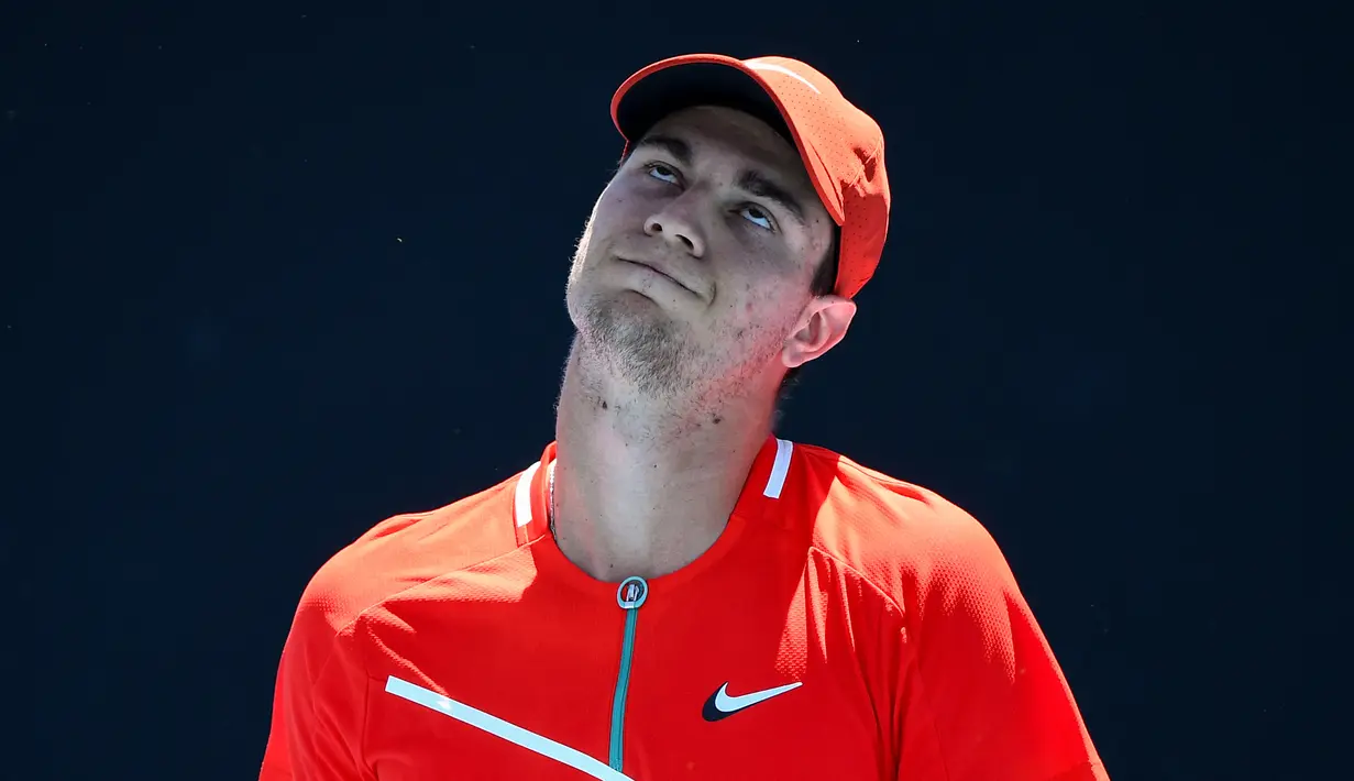 Petenis Serbia Miomir Kecmanovic bereaksi setelah kehilangan satu poin melawan Tommy Paul dari AS selama pertandingan tunggal putra pada hari ketiga turnamen tenis Australia Open di Melbourne, 19 Januari 2022. (William WEST / AFP)