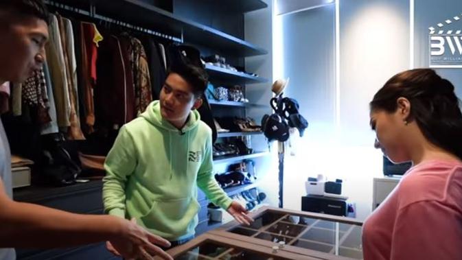 Walking closet yang terbagi dua sisi untuk meletakan pakaian Nikita Willy dan Indra Priawan (Dok.YouTube/Boy William)