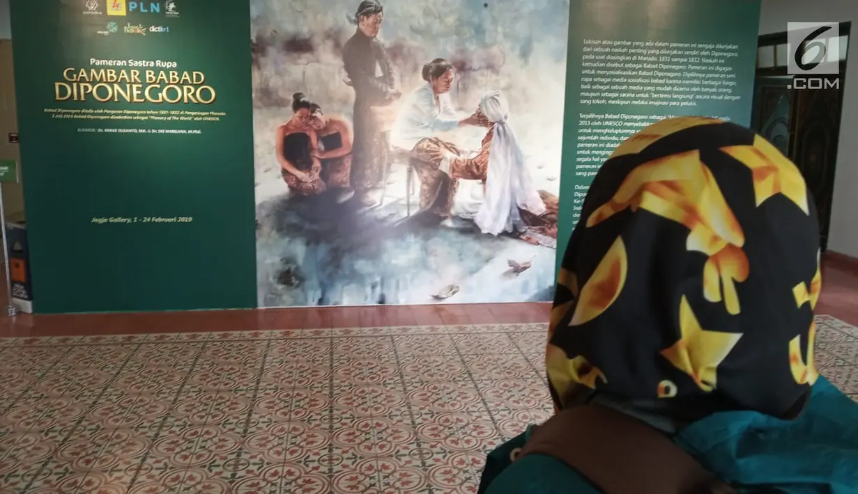 Seorang wanita mengunjungi pameran gambar babad Diponegoro di Museum Jogja Galeri,  Yogyakarta,  Minggu (10/2). 51 Seniman mengikuti acara pameran ini yang menceritakan perang Jawa Pangeran Diponegoro melawan penjajah Belanda. (Liputan6.com/Gholib)