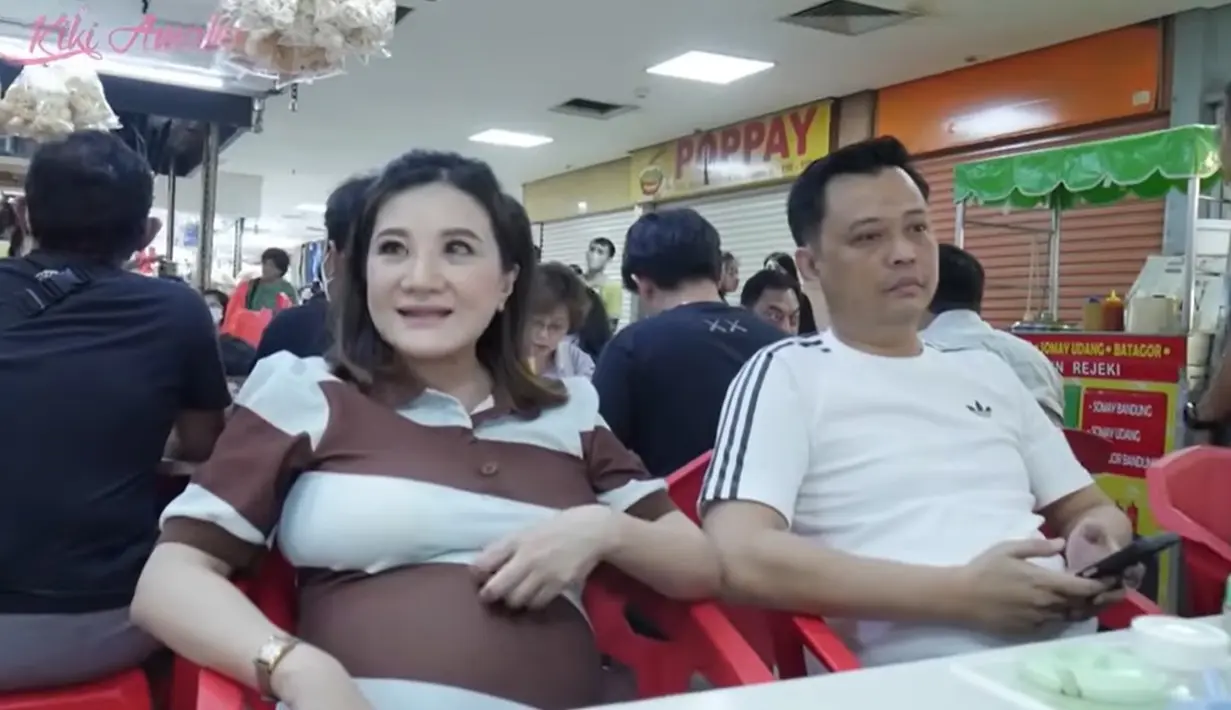 Sampai di tempat perbelanjaan tersebut, Kiki mengajak sang suami untuk makan terlebih dulu. Bakmie Bangka yang dituju pasangan ini. [Youtube/Kiki Amalia]