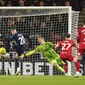 Cole Palmer dari Chelsea, kiri. tembakannya melewati mistar, saat pertandingan sepak bola leg pertama semifinal Piala Liga Inggris antara Middlesbrough dan Chelsea, di Stadion Riverside, di Middlesbrough, Inggris, Selasa, 9 Januari 2024. (Martin Rickett/PA via AP)