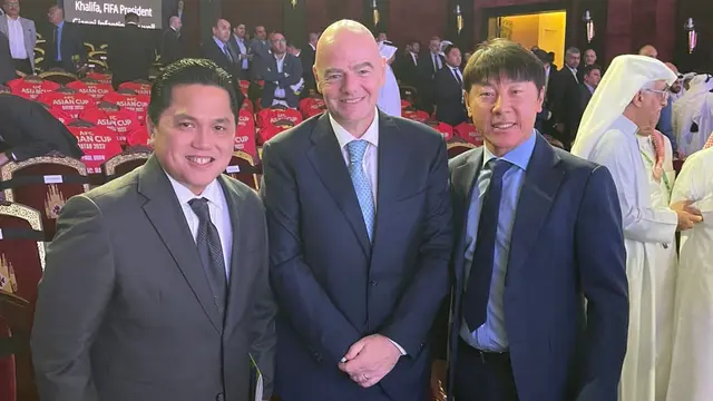 Ketua PSSI, Erick Thohir (kiri), bersama Presiden FIFA, Gianni Infantino (tengah), dan pelatih Timnas Indonesia, Shin Tae-yong, ketika mengikuti drawing Piala Asia 2023 di Doha, Qatar.