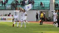 Perayaan gol pertama Persebaya ke gawang PSIS yang dicetak Otavio Dutra di Stadion Moch Soebroto, Magelang, Jumat (20/9/2019). (Bola.com/Vincentius Atmaja)