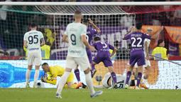 Kiper Inter Milan, Samir Handanovic, menangkap bola saat melawan Fiorentina pada laga final Coppa Italia di Stadion Olimpico, Kamis (25/5/2023). Inter Milan menang dengan skor 2-1. (AP Photo/Andrew Medichini)