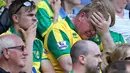 Kesedihan suporter Norwich City setelah kalah dari MU dalam lanjutan Premier League, di Stadion Carrow Road, Norwich, Sabtu (7/5/2016). Norwich hampir pasti terdegradasi. (Action Images via Reuters/Paul Childs)