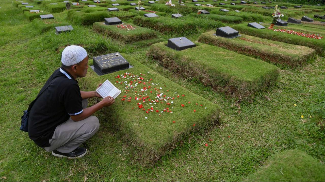 Ziarah kubur di makam khusus korban Covid-19 Srengseng Sawah
