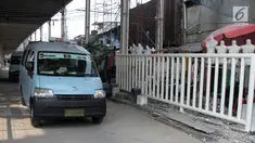 Kendaraan melintas di Jalan Jatibaru Raya, Tanah Abang, Jakarta, Selasa (16/10). Pemprov DKI Jakarta kembali membuka Jalan Jatibaru Raya untuk menindaklanjuti rekomendasi Ombudsman setelah sempat ditutup guna penempatan PKL. (Merdeka.com/Iqbal S. Nugroho)