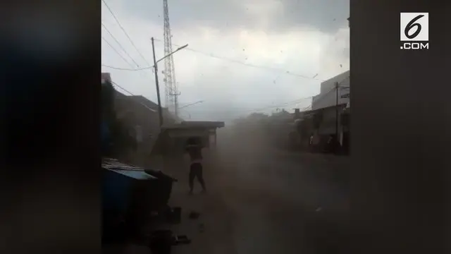 VIDEO: Puting Beliung Terjang Ratusan Rumah di Cirebon