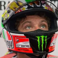 Helm yang dipakai para pebalap MotoGP bukanlah helm biasa.